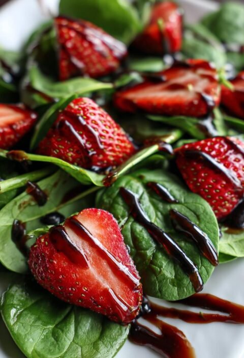 Spinach and strawberry salad with balsamic glaze