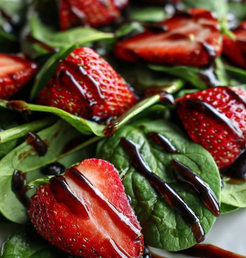 Spinach and strawberry salad with balsamic glaze