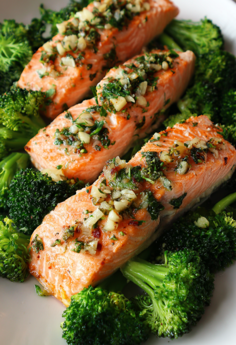 Salmon broccoli garlic bake